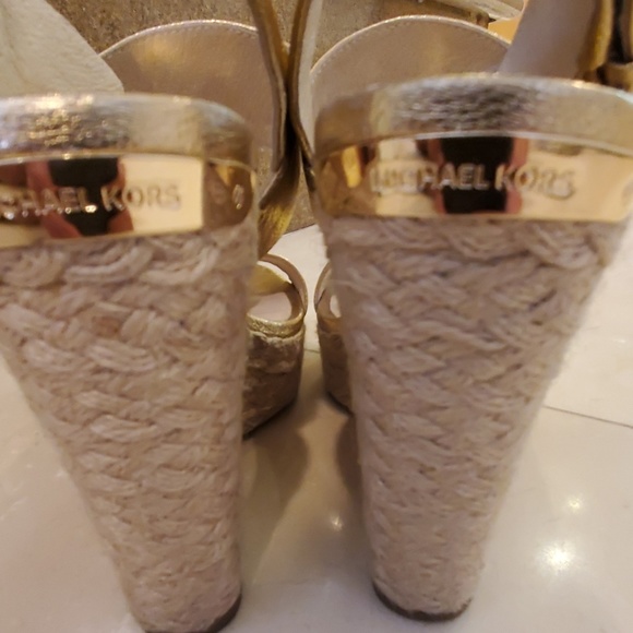 Michael Kors Gold Sandals platforms - Picture 6 of 7
